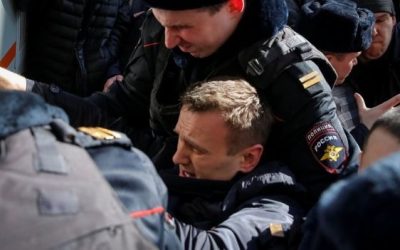 Giornalisti fermati dalla polizia durante cortei di protesta contro la corruzione in Russia